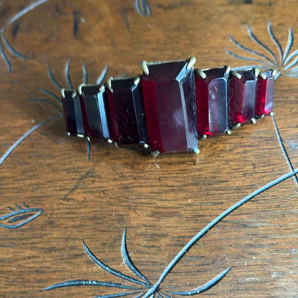 Hair clip red stones.